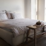 pustaa-sovremennaa-komnata-s-mebel-u