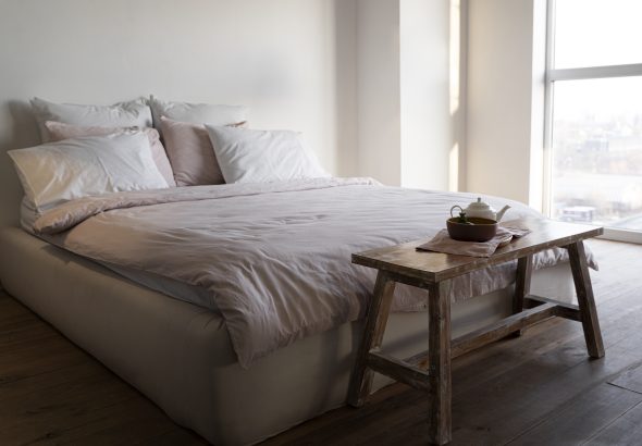 pustaa-sovremennaa-komnata-s-mebel-u